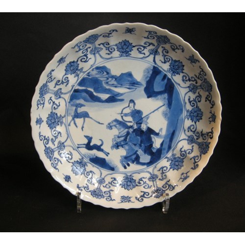Dish porcelain blue and white decorated with hunting scene -  Kangxi period